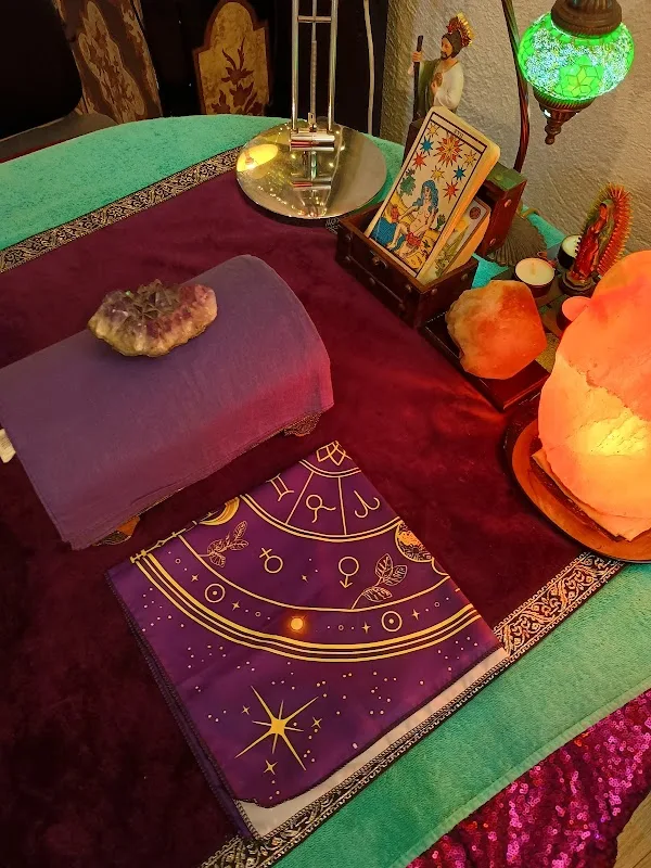 Mesa de adivinación con cartas y cristales