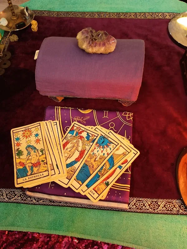 Altar místico con cartas de tarot